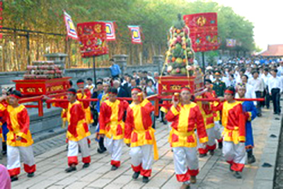 Les dirigeants de Ho Chi Minh-ville offrent des banh tet aux rois Hung