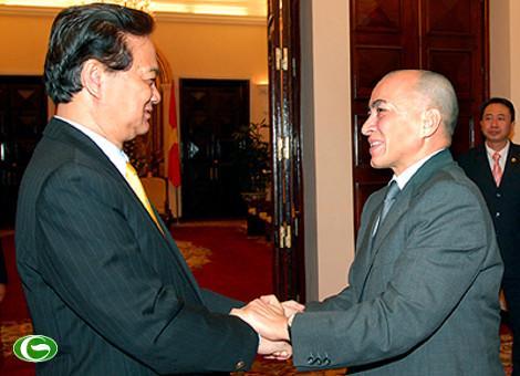 Le roi Cambodgien reçu par le Premier Ministre Nguyên Tân Dung