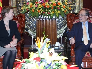 Nguyen Sinh Hung reçoit l’Ambassadrice de Lituanie