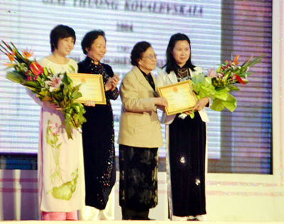 Remise du prix Kovalevskaia aux femmes scientifiques vietnamiennes