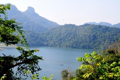 Le ciel et l'eau au lac de Ba Bể