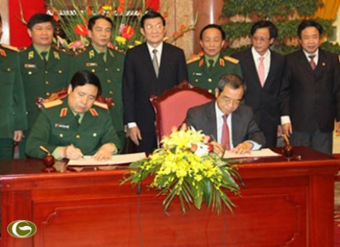 Le président Truong Tân Sang travaille avec le ministère de la défense