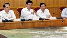 Le Premier Ministre Nguyên Tân Dung travaille avec les responsables de Hanoi