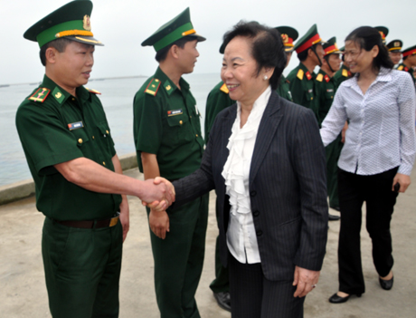 Nguyen Thi Doan en visite à Co To