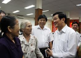 Le président Truong Tan Sang rencontre des électeurs à Ho Chi Minh-ville
