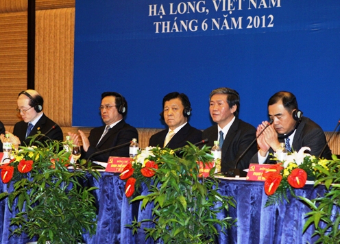Approfondir les relations entre les partis communistes vietnamien et chinois