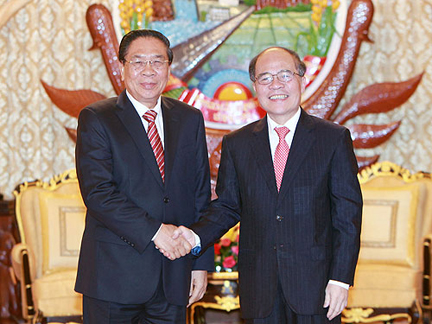 Nguyen Sinh Hung rencontre les plus hauts dirigeants laotiens