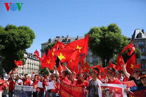 Défilé à Grenoble contre la violation chinoise en mer Orientale