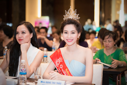 Miss Vietnam 2012 Đặng Thu Thảo brillante aux côtés de ses dauphines