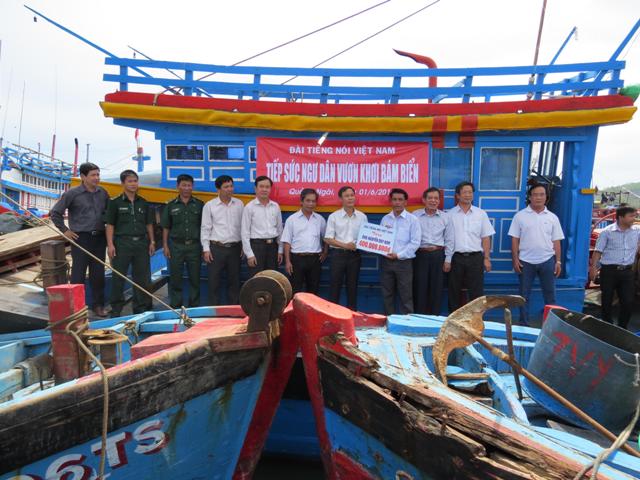 La Voix du Vietnam accompagne les pêcheurs au large