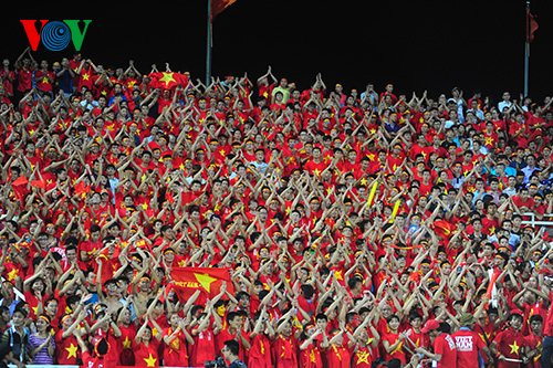 La vague rouge patriotique sur la pelouse de My Dinh