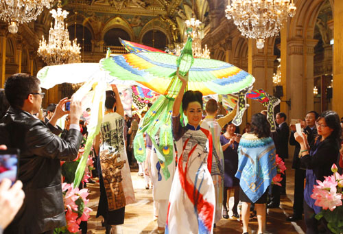 Miss Ngoc Hân fait défiler les tuniques traditionnelles à l’hôtel de ville de Paris