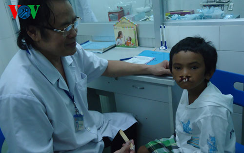 Opérations chirurgicales gratuites pour 60 enfants de Ben Tre