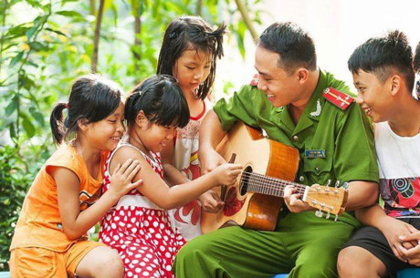 Le sous-capitaine Trân Anh Tuân et les enfants malvoyants