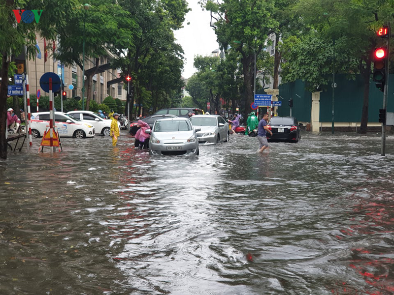 “Hoàn Kiêm sous la pluie:  Une après-midi qui tombe à l'eau?”
