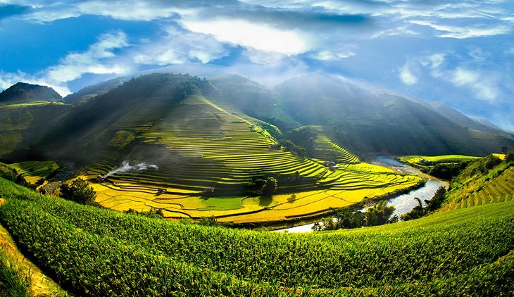 Mù Cang Chai et la baie d’Halong dans la liste des destinations les plus colorées du monde de 2023