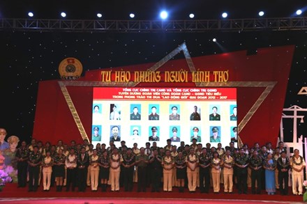 លើកតម្កើងបណ្ដាសមាជិកសហជីពឆ្នើមក្នុងកងកម្លាំងប្រដាប់អាវុធ