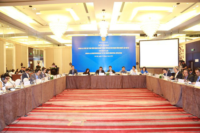 ប្រធានបទនៃវេទិកាសេដ្ឋកិច្ចពិភពលោកស្តីពីអាស៊ាន ២០១៨ គឺជាក់ស្តែងនិងឆ្លើយតបតាមផលប្រយោជន៍រួមរបស់ប្រទេសជាតិ