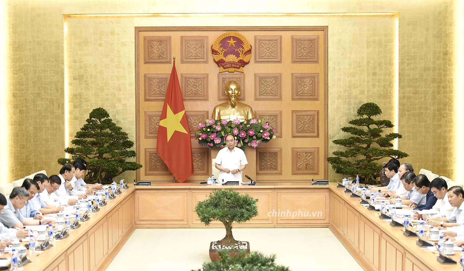 នាយករដ្ឋមន្រ្តីលោក Nguyen Xuan Phuc ធ្វើជាអធិបតីក្នុងកិច្ចប្រជុំ អំពីការជួយឧបត្ថម្ភផ្ទះជាបន្ទាន់សម្រាប់គ្រួសារដែលត្រូវបាត់បង់ផ្ទះដោយទឹកជំនន់