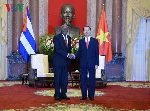 ប្រធានរដ្ឋលោក Tran Dai Quang និងប្រធានរដ្ឋសភា លោកស្រី Nguyen Thi Kim Ngan អញ្ជើញទទួលជួបជាមួយអនុប្រធានទី១នៃក្រុមប្រឹក្សារដ្ឋគុយបា