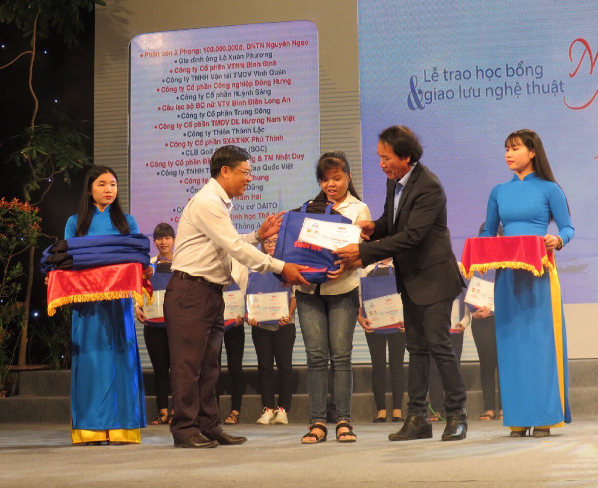 អាហារូបករណ៍ជាង២០០កញ្ចប់ត្រូវបានផ្តល់ឲ្យនិស្សិតមានស្ថានភាពលំបាកនៅតំបន់ដីសណ្ដទន្លេមេគង្គ