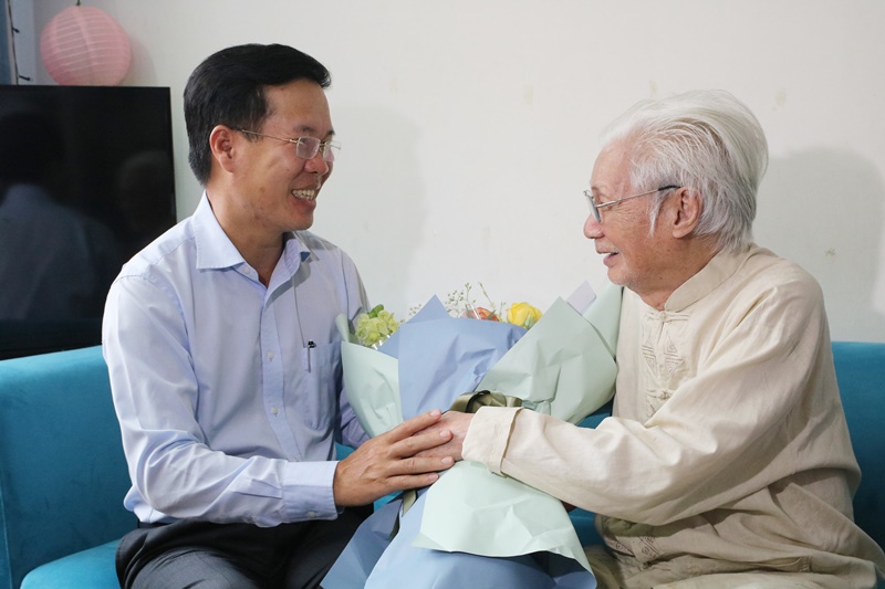 ប្រធានគណៈកម្មាធិការឃោសនាអប់រំមជ្ឈឹមវៀតណាមទៅសាកសួរសុខទុក្ខ សិល្បៈករជើងចាស់ក្នុងទិវាល្ខោនវៀតណាម