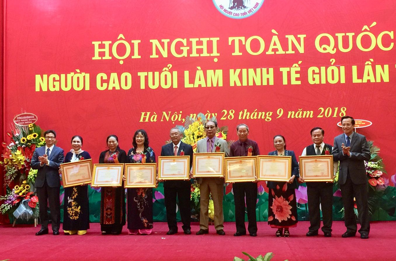 ឧបនាយករដ្ឋមន្ត្រី Vu Duc Dam អញ្ជើញលរួមក្នុងសន្និសីទលើកតម្កើងជនចាស់ជរាគំរូធ្វើសេដ្ឋកិច្ចពូកែទូទាំងប្រទេសលើកទី៣