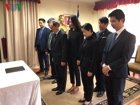 ពិធីគោរពវិញ្ញាណក្ខ័ន្ធនិងបើកសៀវភៅក្រាំងមាសមរណទុក្ខអតីតអគ្គលេខាបក្ស Do Muoi តាមស្ថាប័នតំណាងការទូតរបស់វៀតណាមនៅឯបរទេស