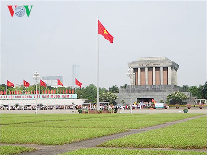 ទីកន្លែងគួរឱ្យចាប់អារម្មណ៍ចំនួន ១០ ដែលអ្នកគួរទៅទស្សនាពេលមកដល់រដ្ឋធានីហាណូយ