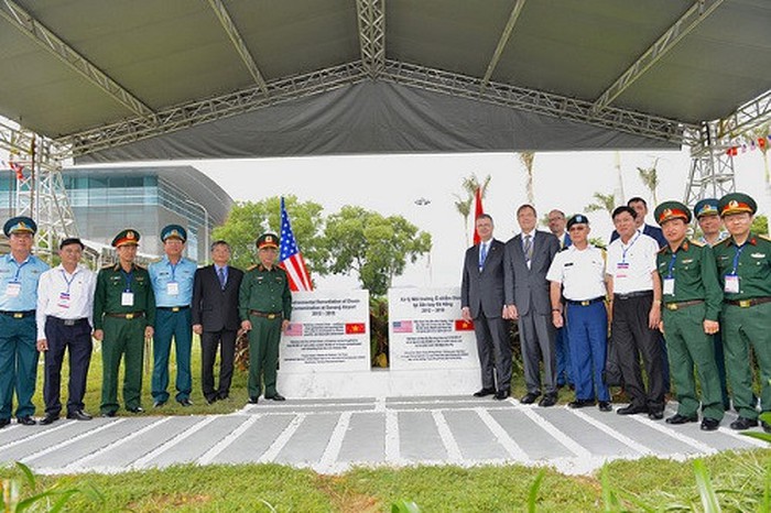 វៀតណាមនិងអាមេរិកចុះហត្ថលេខាលើកិច្ចព្រមព្រៀងប្រគល់ផ្ទៃដីជាង១៣ហិកតាដែលត្រូវបានបោសសម្អាតគ្រាប់បែកមីននិងជាតិគីមីពុលនៅព្រលានយន្តហោះអន្តរជាតិ Da Nang