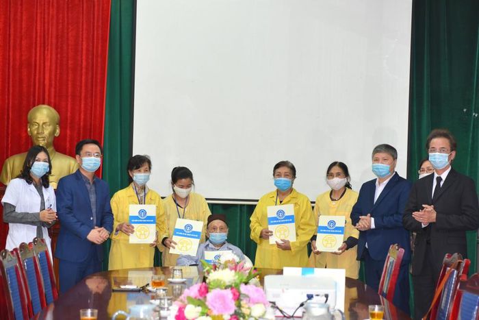 ប្រគល់អំណោយចំនួន ១៣០០ កញ្ចប់ដល់អ្នកជំងឺស្ថិតក្នុងក្របខ័ណ្ឌធានារ៉ាប់រងសុខភាពដែលមានស្ថានភាពលំបាក