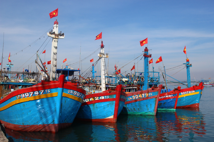 ប្រធានរដ្ឋ លោក Nguyen Xuan Phuc អញ្ជើញប្រគល់ទង់ជាតិចំនួន ៥ ពាន់ដល់កម្មវិធី “ទង់ជាតិមួយលានទង់អមដំណើរជាមួយអ្នកនេសាទនៅលើសមុទ្រ”