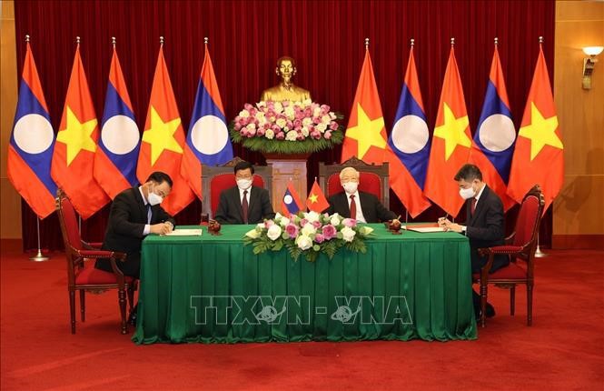 អគ្គលេខាបក្សលោក Nguyen Phu Trong និងអគ្គលេខាបក្ស ប្រធានរដ្ឋឡាវធ្វើជាសាក្សីក្នុងពិធីចុះហត្ថលេខាលើឯកសារសហប្រតិបត្តិការរវាងវៀតណាមនិងឡាវ
