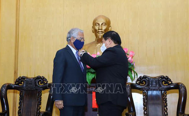 ប្រគល់ជូនមេដាយដើម្បីបុព្វហេតុបណ្តុះបណ្តាលចំពោះអ្នកសម្របសម្រួលអង្គការសហប្រជាជាតិប្រចាំនៅវៀតណាម