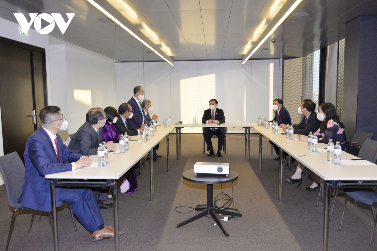 ប្រធានរដ្ឋសភាលោក Vuong Dinh Hue អញ្ជើញជួបសំណេះសំណាលជាមួយតំណាងសហគមន៍ជនវៀតណាមនៅប្រទេសអឺរ៉ុបខាងកើត