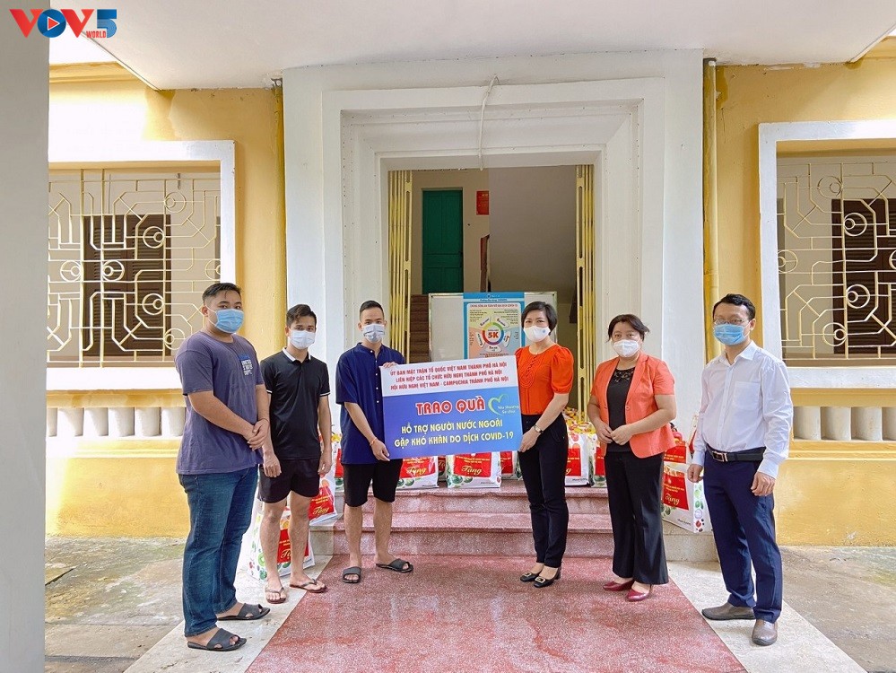 សម្ព័នអង្គការមិត្តភាពហាណូយផ្តល់អំណោយដល់និស្សិតកម្ពុជានៅទីក្រុងហាណូយ ដែលជួបការលំបាកដោយសារកូវីដ ១៩
