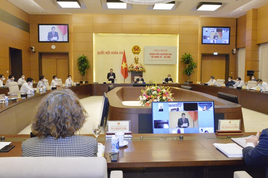 សិក្ខាសាលាពិគ្រោះយោបល់ជាមួយអ្នកជំនាញអំពីបញ្ហាសេដ្ឋកិច្ច-សង្គម