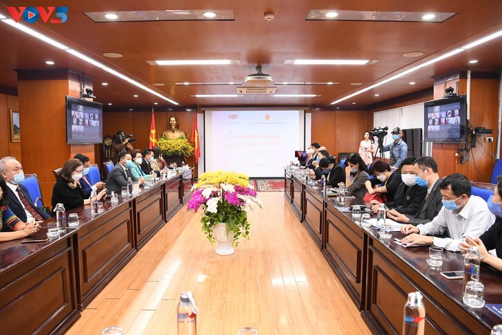 រង្វាន់ ២០ ត្រូវបានប្រគល់ជូនក្នុងកម្មវិធីអាណិកជនច្រៀងចម្រៀងប្រជាប្រិយវៀតណាមលើវិទ្យុសម្លេងវៀតណាម