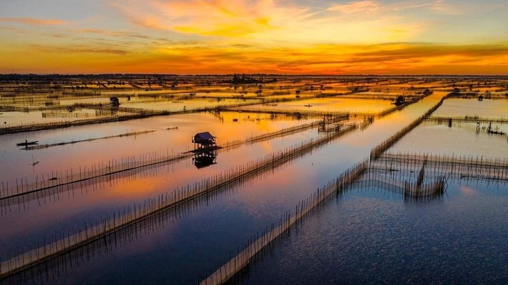 សម្រស់ដ៏ស្រស់ស្អាតនៃត្រពាំង Chuon Hue (ជួនហ្វេ)
