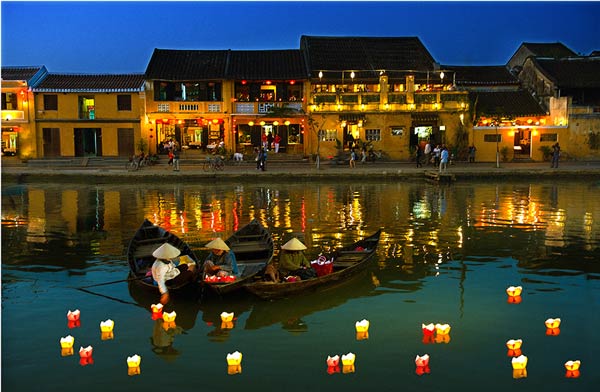 Mengikhtisarkan surat saudara-saudara pendengar dan memperkenalkan sepintas-lintas tentang Kota kuno Hoi An