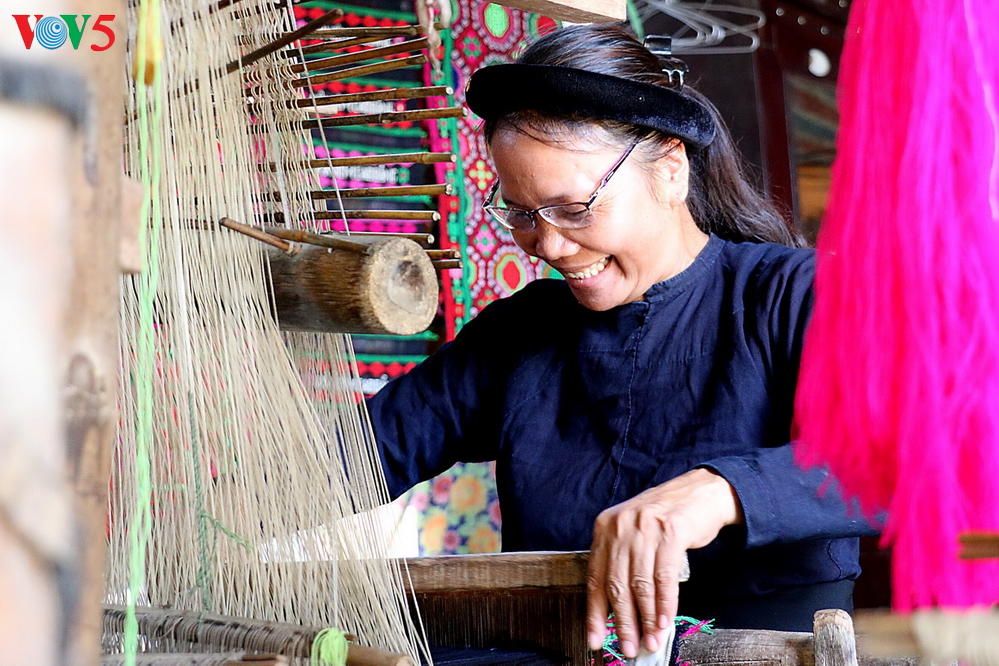 Kerajinan menenun kain ikat dari etnis minoritas Tay di Provinsi Cao Bang