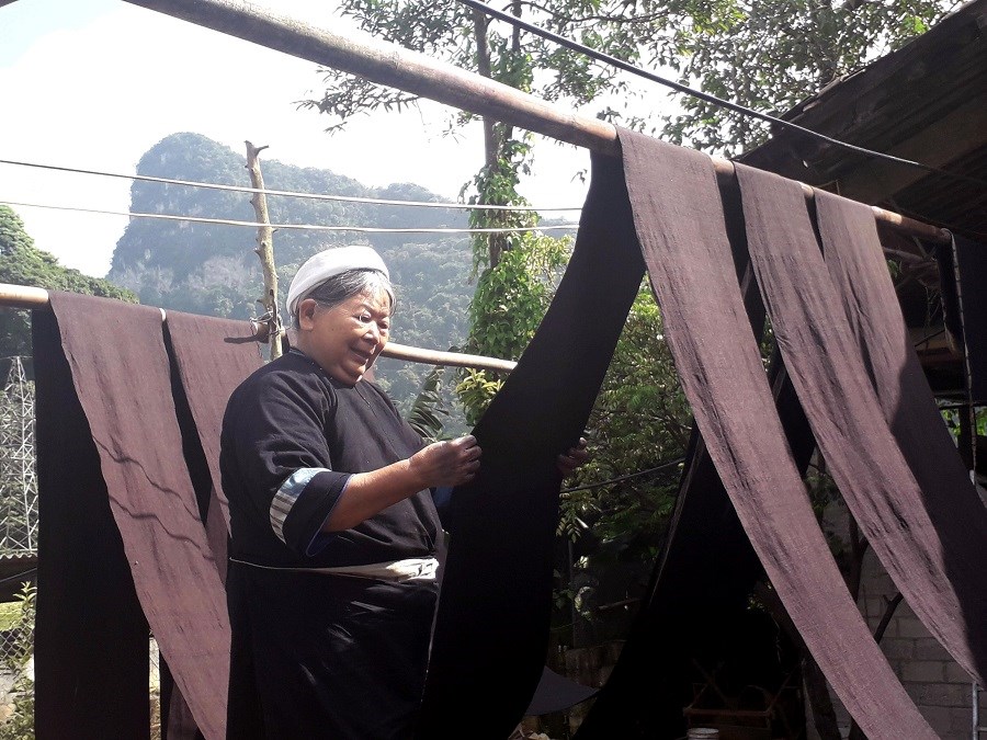 Busana tradisional dari warga etnis minoritas Nung