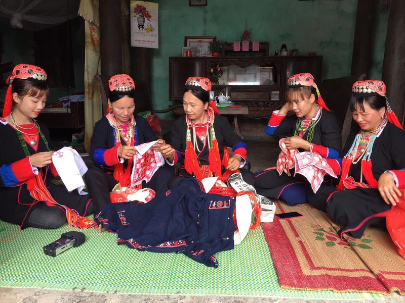 Artisan unggul Truong Thi Hoa -orang yang mempertahankan inti sari kebudayaan etnis minoritas  Dao Thanh Y