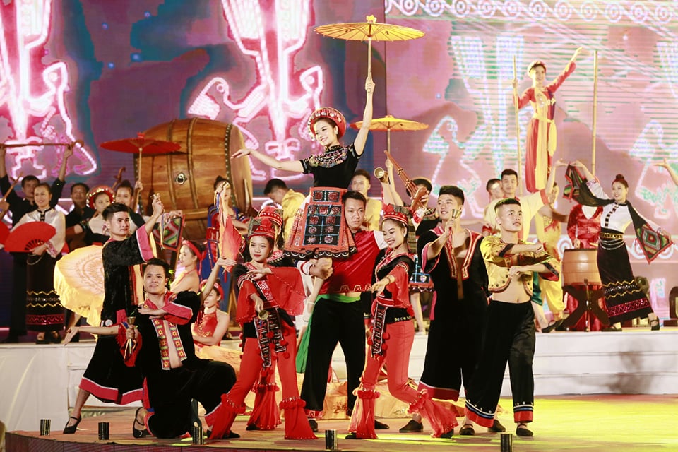 Memuliakan kepercayaan memuja Dewi Ibunda dan Pesta desa kuno Vietnam