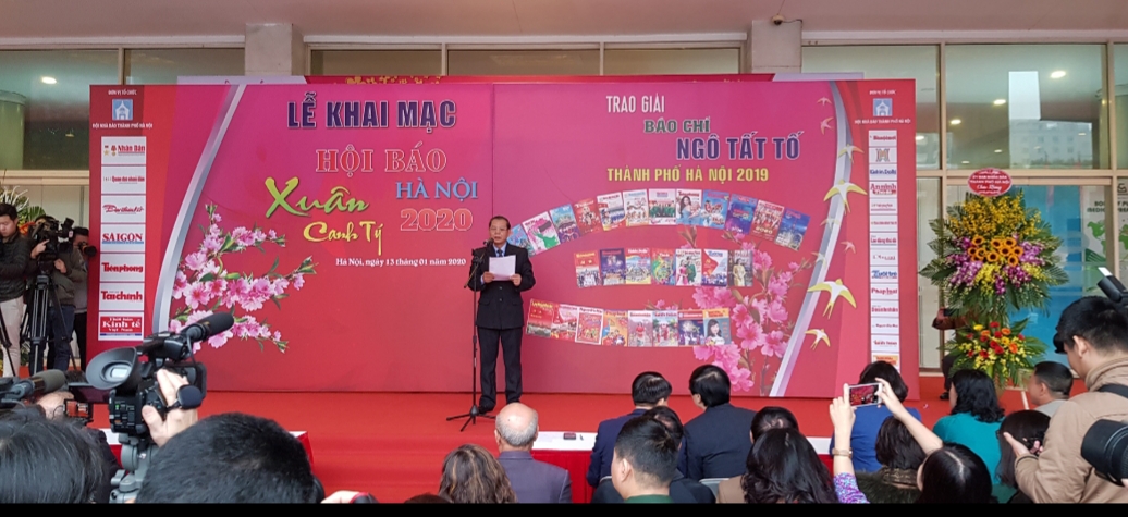 Mengikhtisarkan  Koran Hari Raya Tet sehubungan dengan Hari Raya Tet