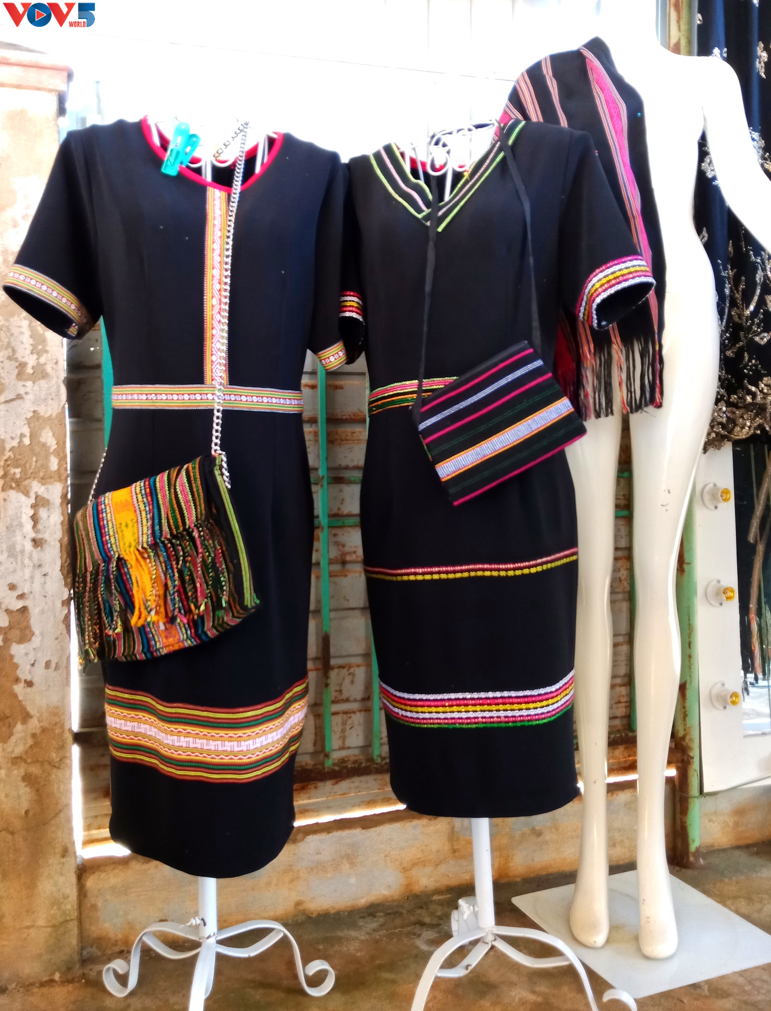 Memasukkan motif-motif kain ikat dari warga etnis minoritas E De ke dalam pakaian modern