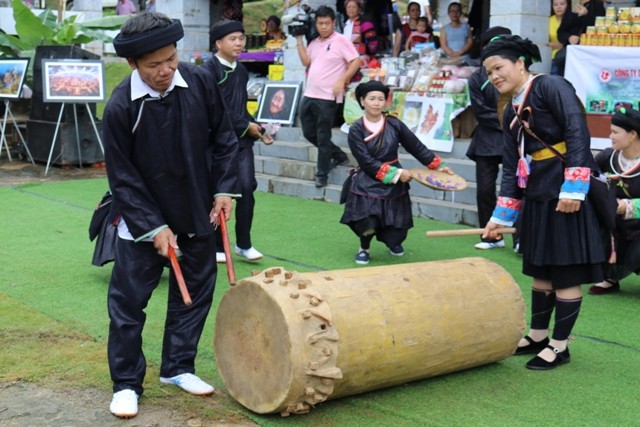 Tarian genderang dari warga etnis minoritas Giay di Provinsi Ha  Giang