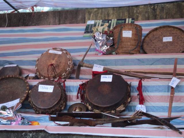 Kumpulan  instrumen musik tradisional dari warga etnis minoritas Dao Khau di Kabupaten Sin Ho