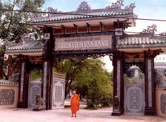 Biara Van Hanh di Kota Da Lat – tempat yang menyimpan lukisan-lukisan dari  batu