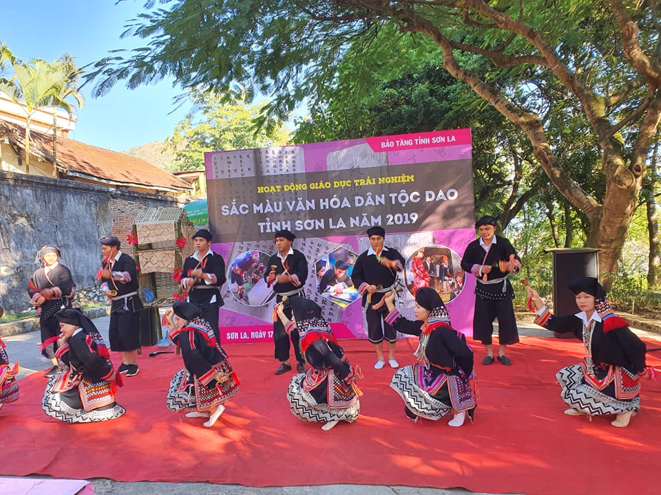 Tarian Giring-Giring yang Khas dari Warga Etnis Minoritas Dao Tien di Kabupaten Van Ho, Provinsi Son La